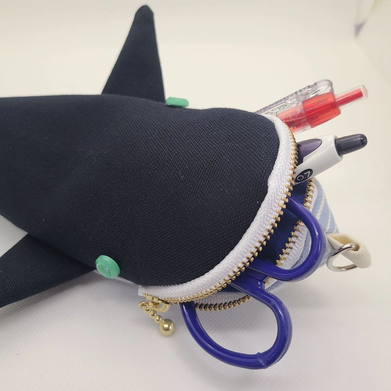 クジラポーチ ペンケース14号 黒 口の中青 目エメラルドグリーン