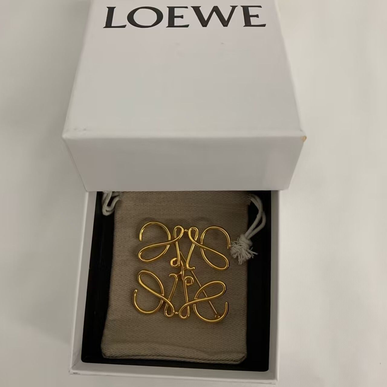 LOEWE ロエベブローチゴールド糸 - メルカリ