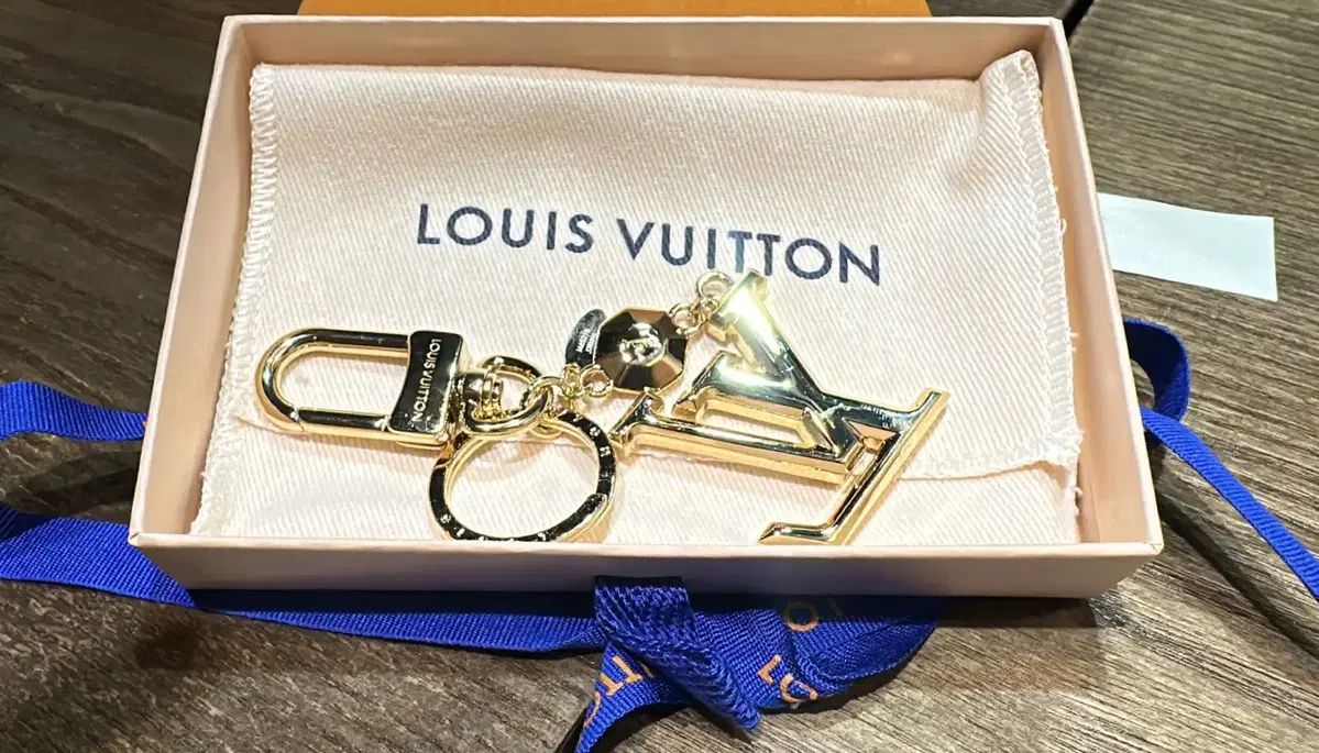 新品 Louis Vuitton(ルイヴィトン) LV ファセット 百 チャーム
