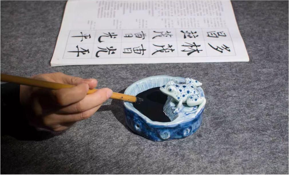 景徳鎮 陶磁器 手制蛙池 筆洗 灰皿 書道具 文房具 現代工芸品 美術品 置物 景徳鎮 陶磁器 手制蛙池 筆洗 灰皿 書道具 文房具 現代工芸品