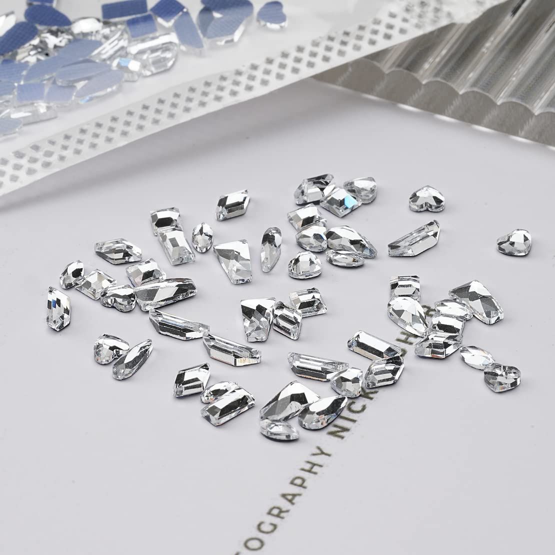 ネイルストーン キラキラ ホワイト 小さい 詰め合わせ 立体 ストーン ミックスサイズ ネイルパーツ ネイル用 約 ラインストーン Chisafly