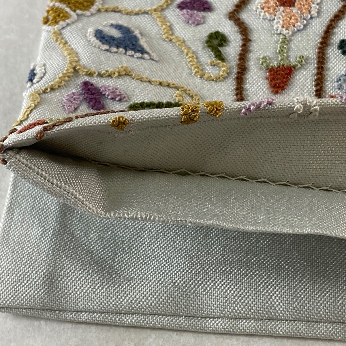 ★ホワイトブルーの美しい刺繍帯‼️蓮子の花　唐草　相良刺繍　六通柄袋帯　正絹 袋帯 逸品 華文 花唐草 相良刺繍 水色 お太鼓柄 正絹 【中古