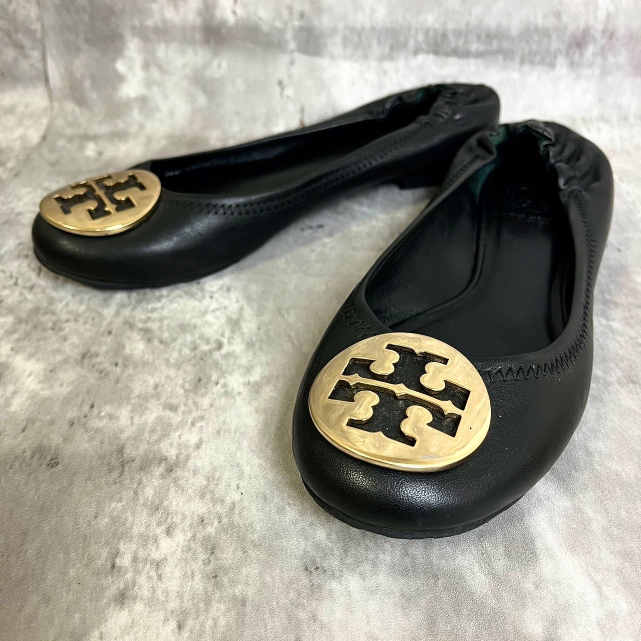極美品✨トリーバーチ バレエシューズ フラットシューズ レザー ロゴプレート 極美品✨トリーバーチバレエシューズフラットシューズ黒レザーゴールドロゴ