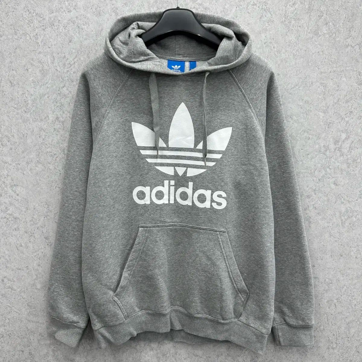 100 adidas(アディダス) メンズ ルーズフィット フード付きTシャツ