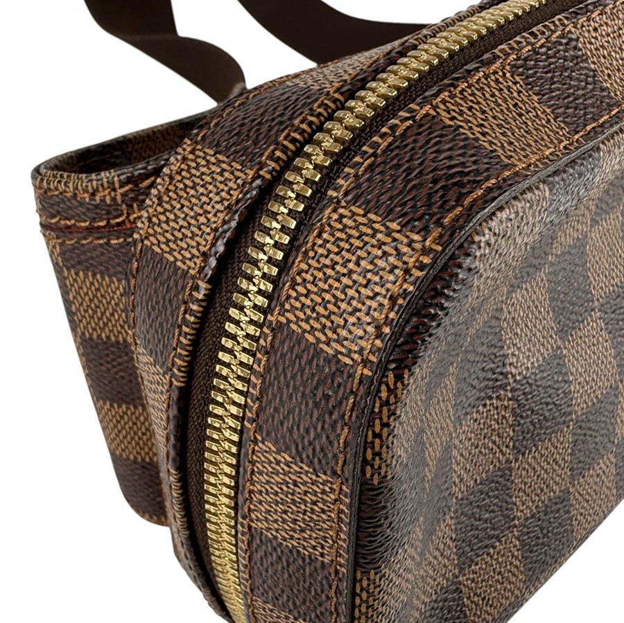 VUITTON ボディバッグ
