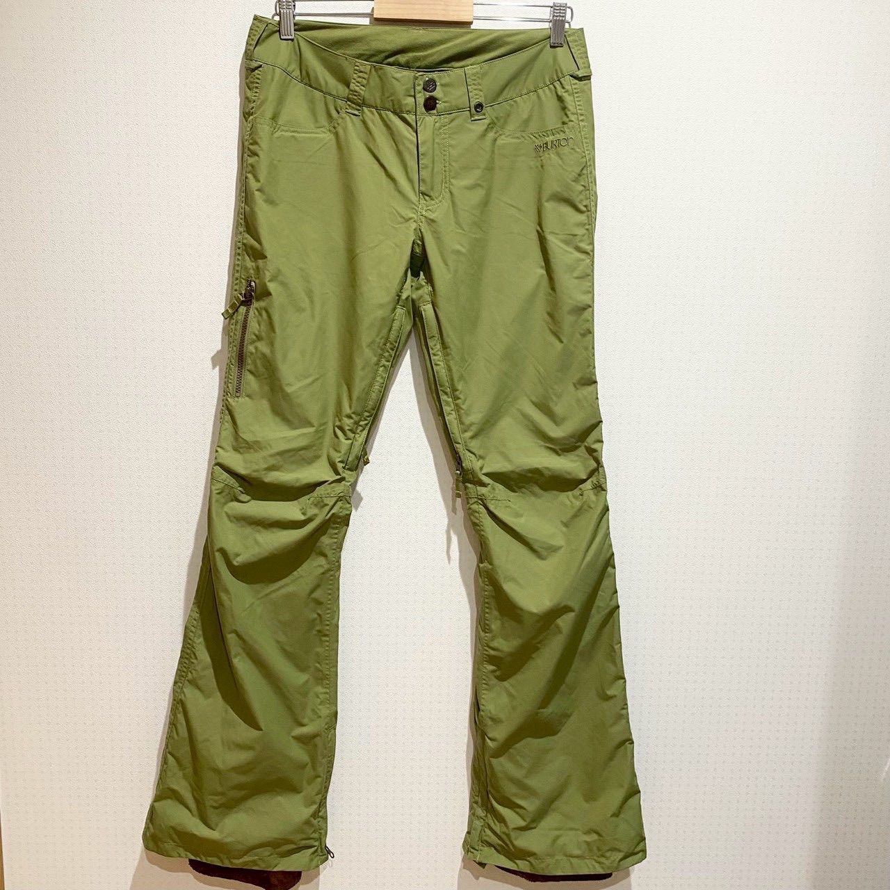 BURTON バートン メンズ パンツ スノーボードパンツ ナイロンパンツ カジュアルパンツ 裾サイドジップ 二重構造 フラップポケット 無地 単色 刺繍 ブランドロゴ グリーン スノボ スポーツ アウトドア シンプル カジュアル SU816h1246