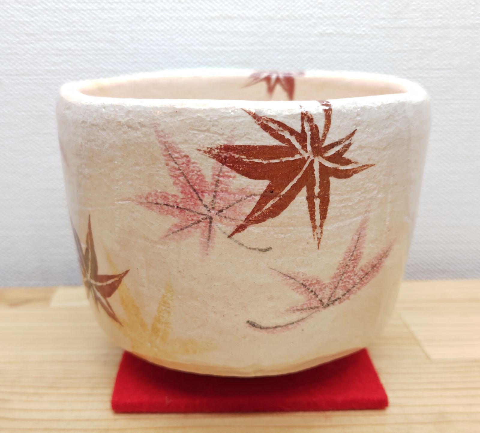 逢絢亭・新品】茶道具 茶碗 楽焼 白楽 紅葉の絵 吉村楽入 共