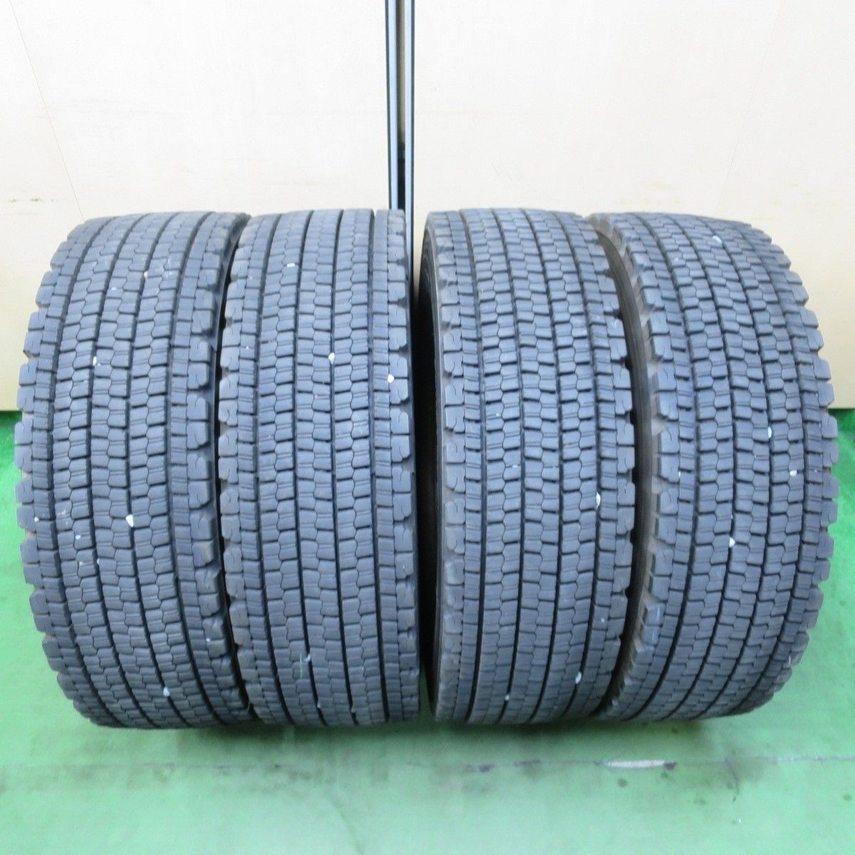 4本価格！22年☆トラック タイヤ 265/70R19.5 140/138J スタッドレス 