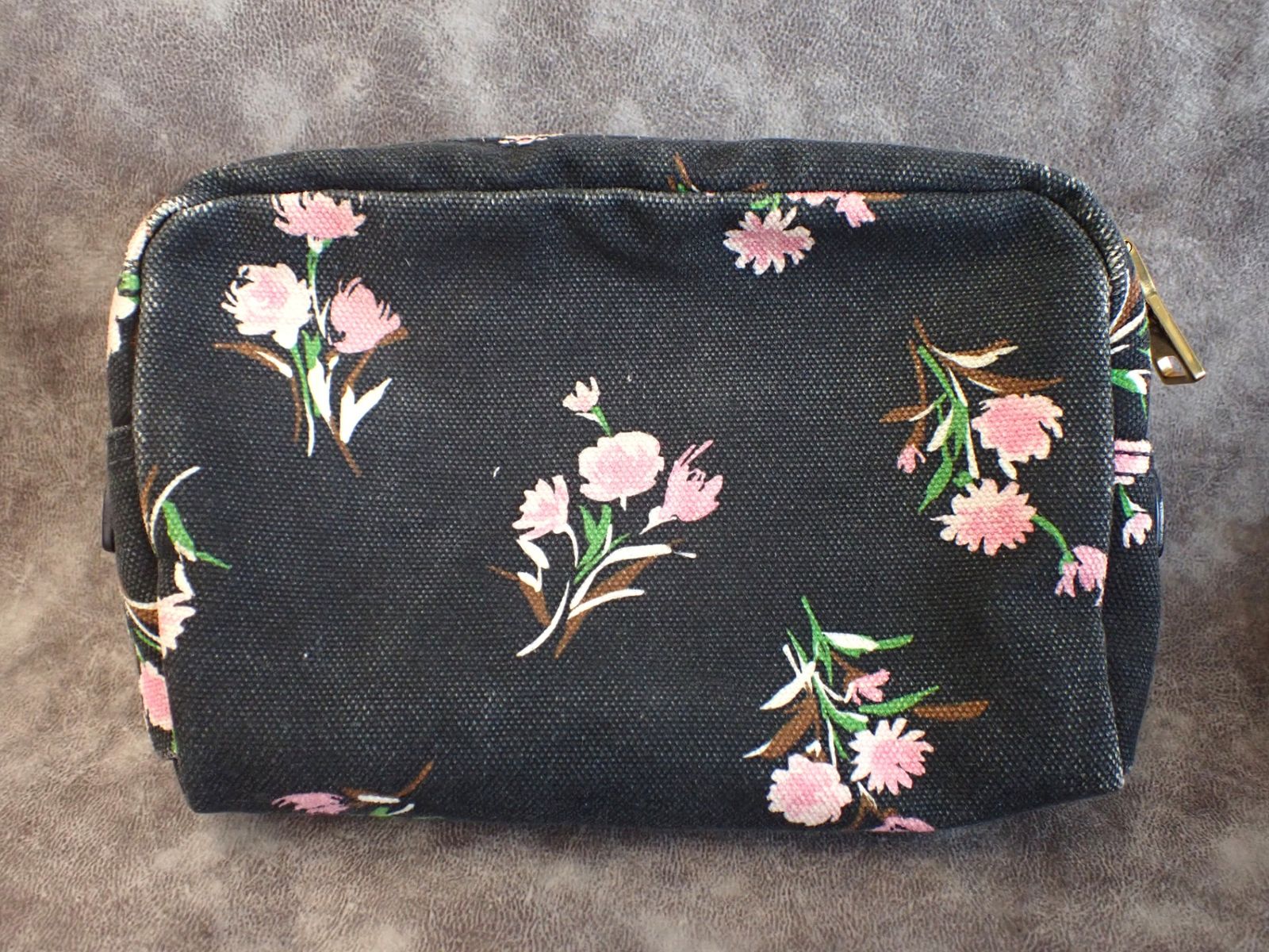 プラダ 花柄 化粧ポーチ 黒 コットンキャンバス 三角プレート 希少 PRADA プラダ 花柄 化粧ポーチ 黒 コットンキャンバス 三角