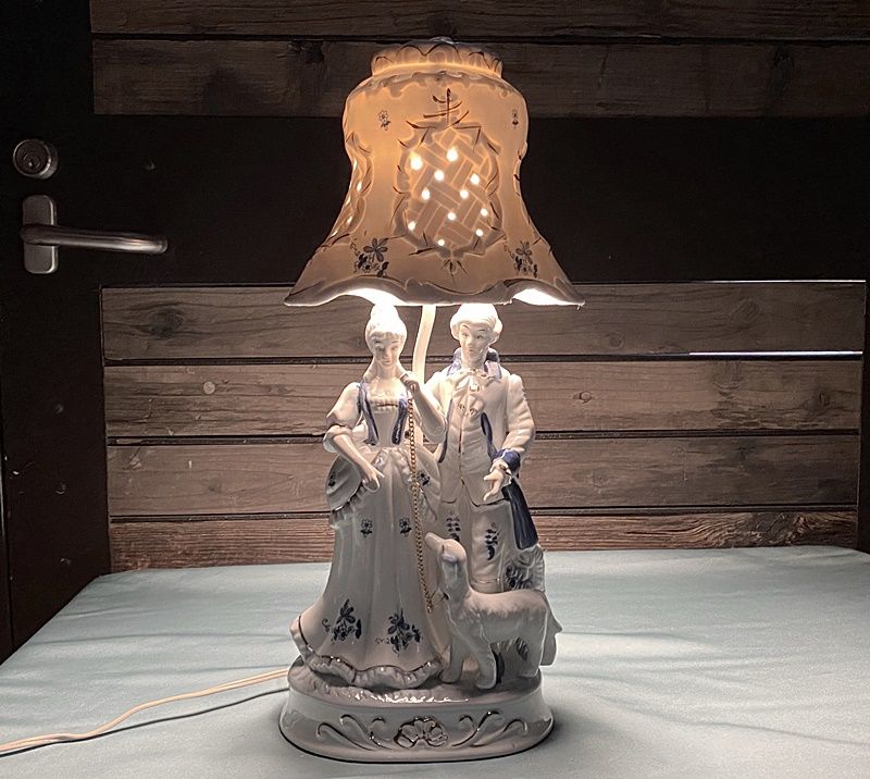 レトロ 陶器製 西洋人形 テーブルランプ アンティーク スタンドライト 照明 ランプ 犬 間接照明 貴族 金彩 透かし オシャレ RS1110-15