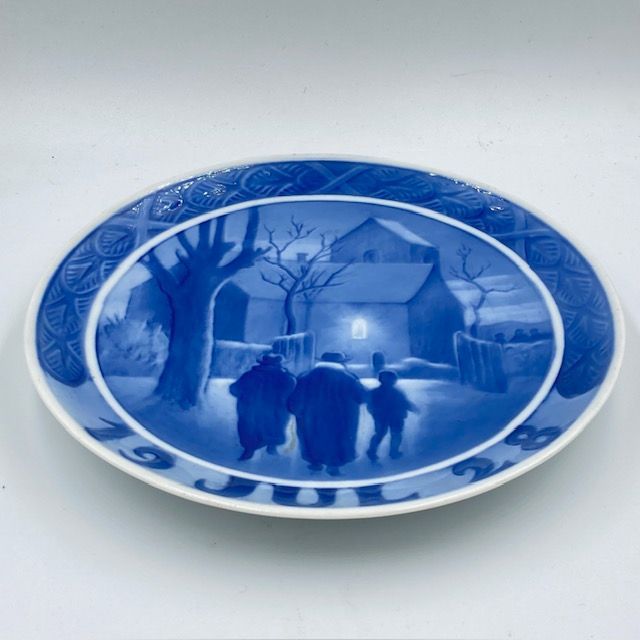 1928年ロイヤルコペンハーゲンイヤープレート「教会へ向かう牧師