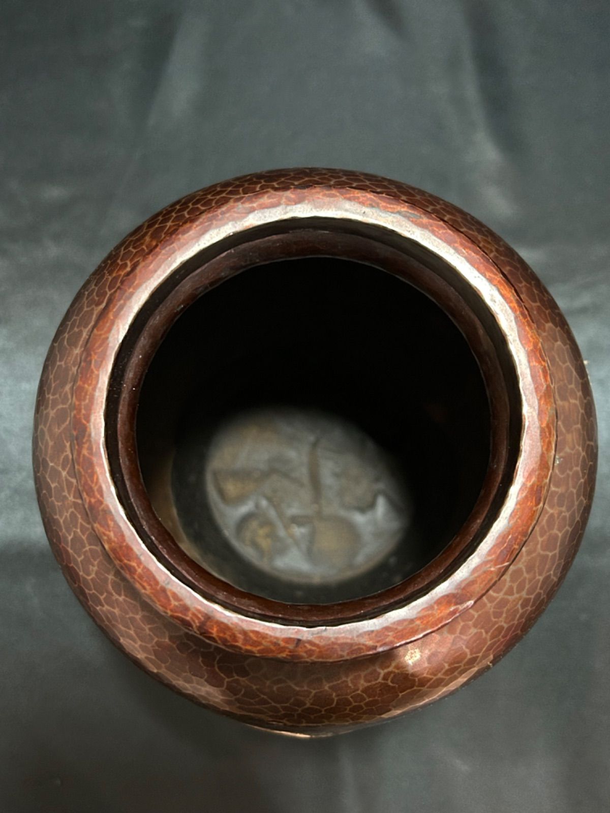 久芳堂 秀芳刻 鯉象嵌 鎚目 銅蟲花瓶 銅器 黄金鯉 茶道具 華道具 置物 床飾 久芳堂 鯉象嵌 鎚目 銅蟲花瓶 銅器 双鯉 茶道具 花入 花器 華