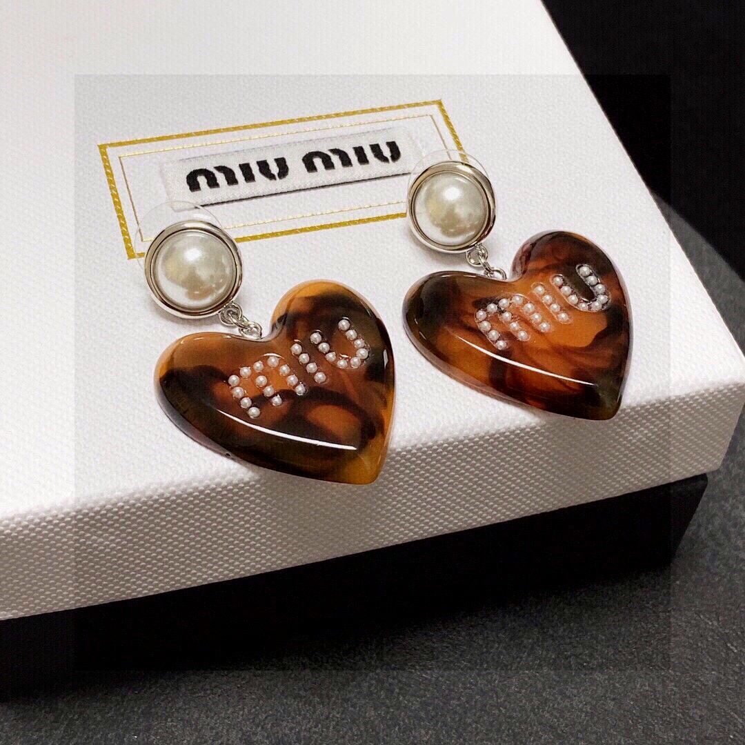 新品未使用】MIU MIU（ミュウミュウ）ハート＆パールデザインピアス シックなブラウンカラーが大人の魅力を引き立てる一品人気 - メルカリ