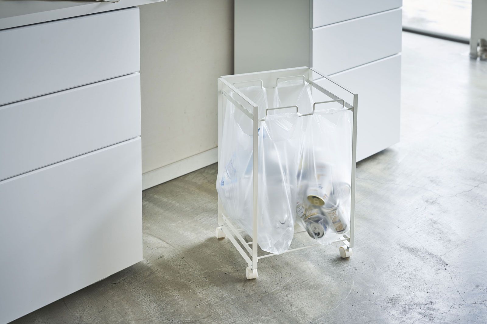 【全国配送無料】 山崎実業 tower タワー 目隠し分別ダストワゴン 2分別 ホワイト SPORTUS 沖縄発送不可