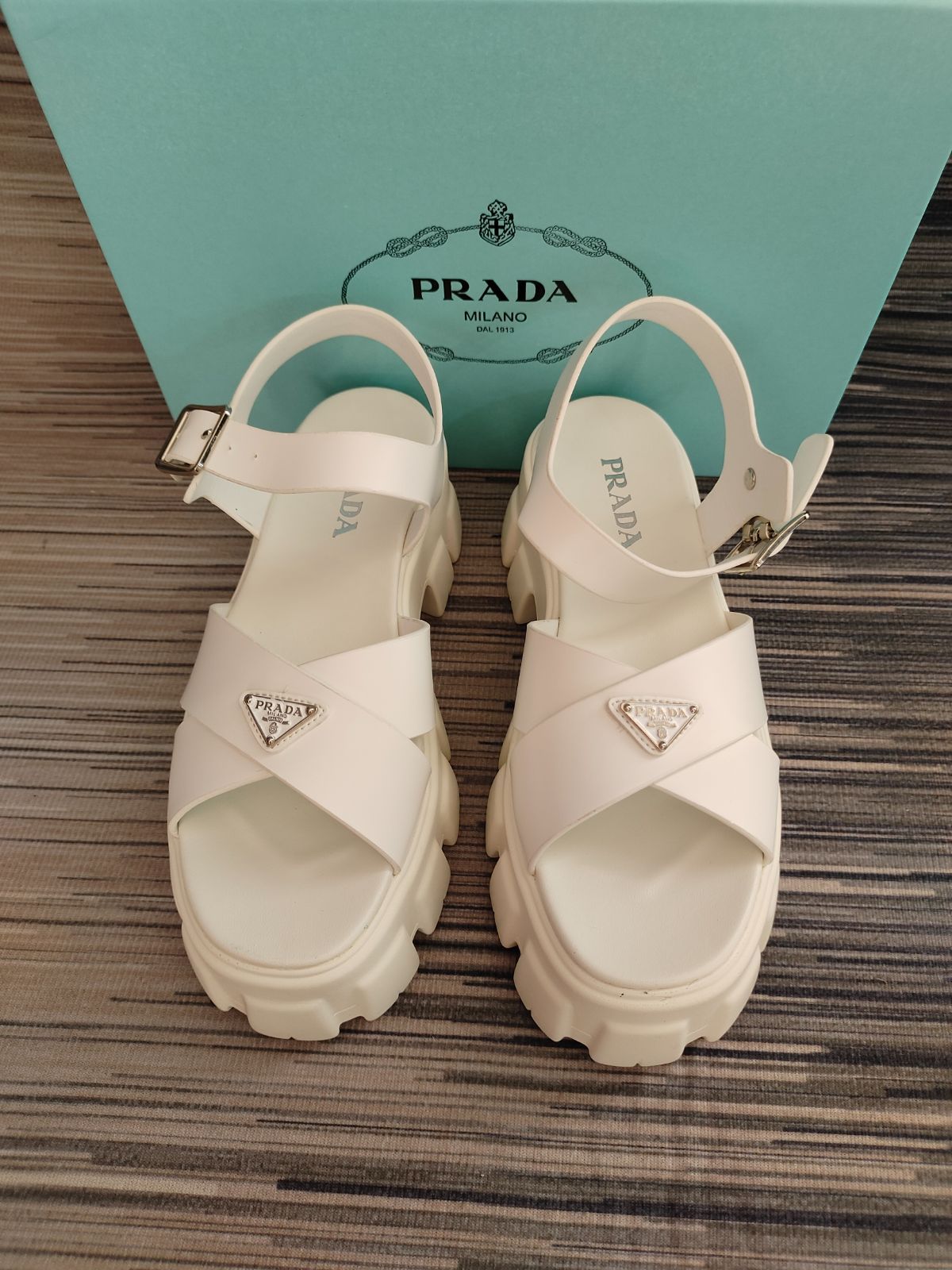 新品★未使用PRADAプラダサンダル  RUBBER SANDAL ＊送込箱付き！男女兼用ホワイト