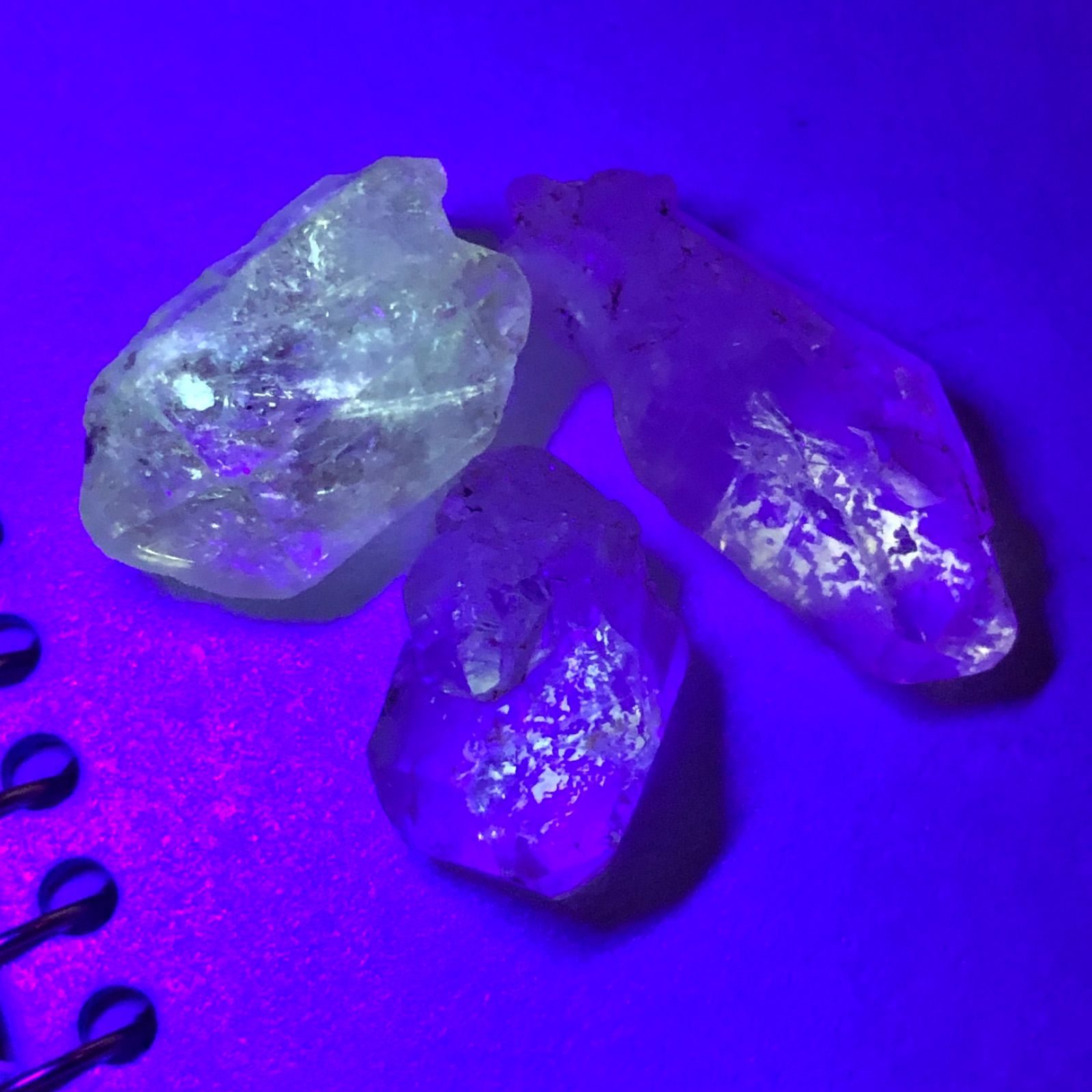 お得 大粒 キラキラ蛍光 オイルインクォーツ 3個セットB 鉱石標本 天然石 - メルカリ