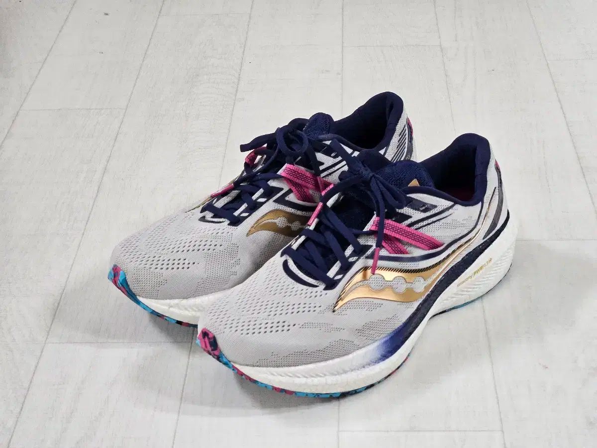 【雷市場（ポンジャン）商品韓国直送】Saucony(サッカニー) クッション 靴 トライアンフ 20 275mm