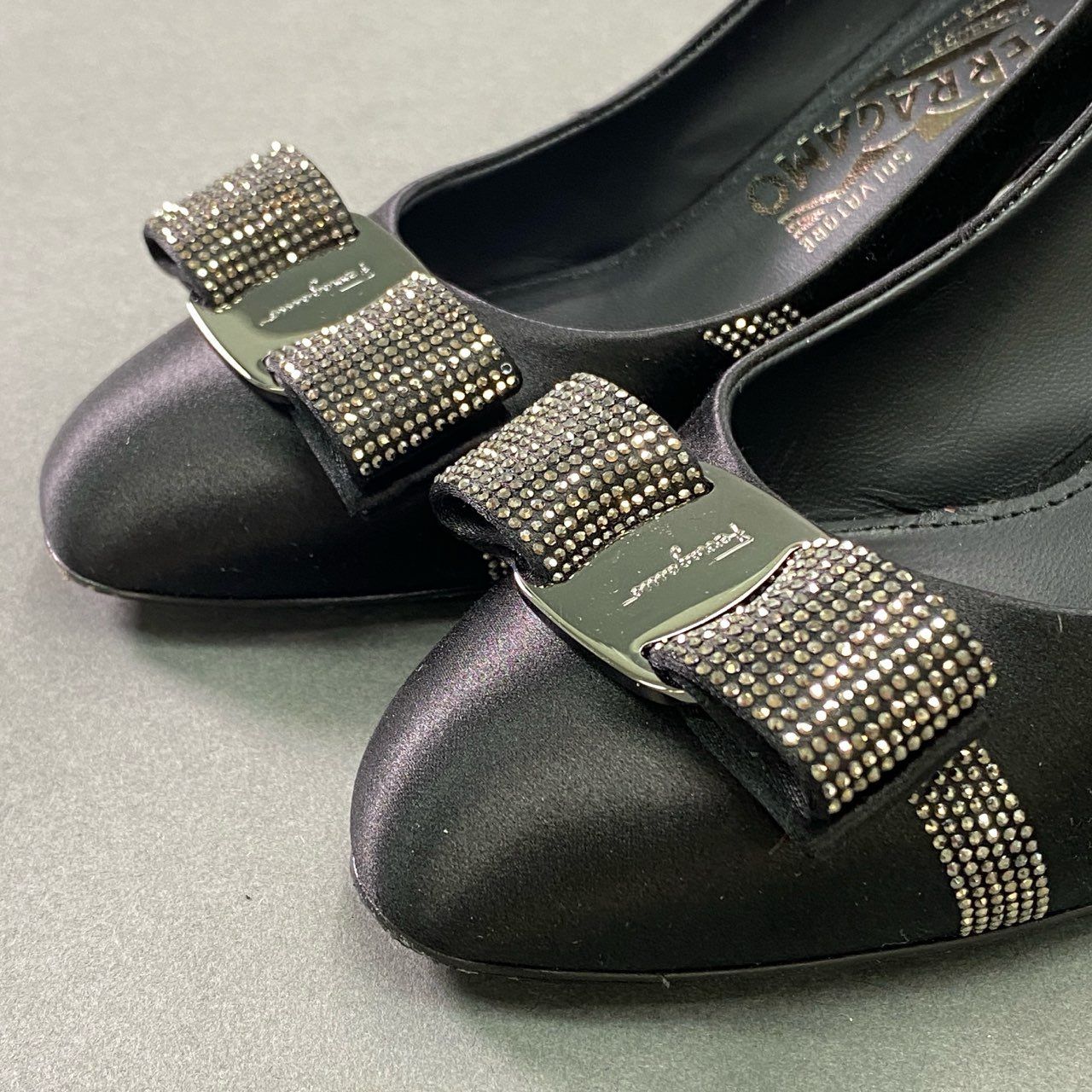サルヴァトーレ フェラガモ★ヴァラ★サテン パンプス ヴァラ - ウィメンズ | Ferragamo