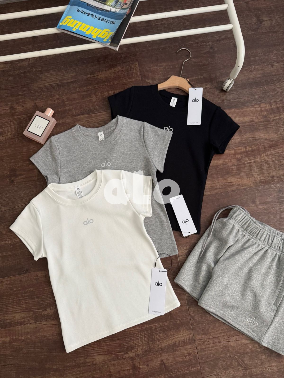 ALO 25SS 夏ファッション シンプル カジュアル 無地 スリム 半袖 Tシャツ