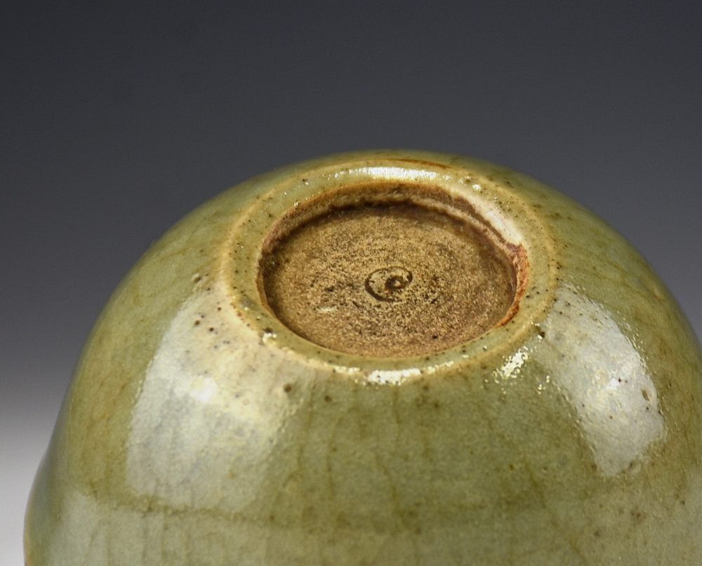 蔵A4053】中国古美術 龍泉窯 青磁盃 元～明初時代 ぐいのみサイズ 鎬