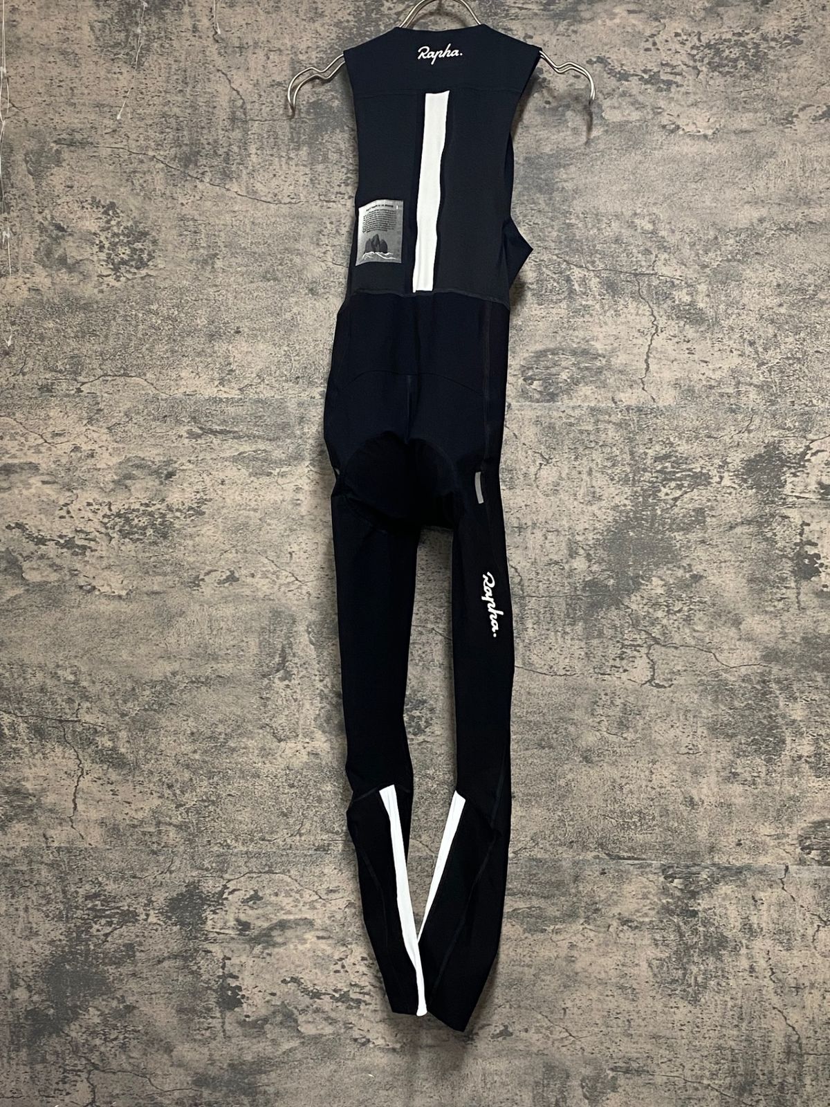 Rapha エクスプロアシリーズ 太腿と背中部分にポケットを設けた