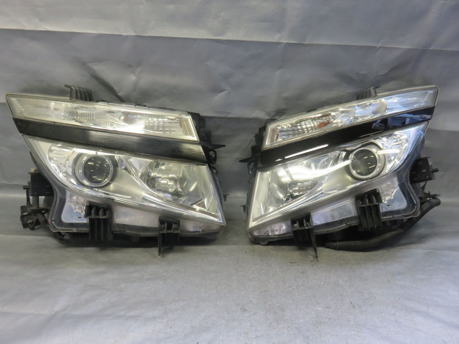 STD7458 点灯OK 日産 エルグランド TE52 PE52 E52 純正 ヘッドライト ヘッドランプ 運転席側 助手席側 左右セット KOITO 100-23008