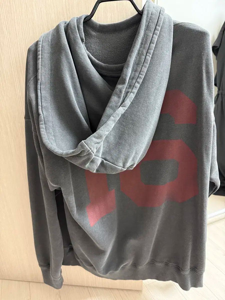 VALENTINO RUDY ヴァレンティノ ルディーフーディーTシャツ