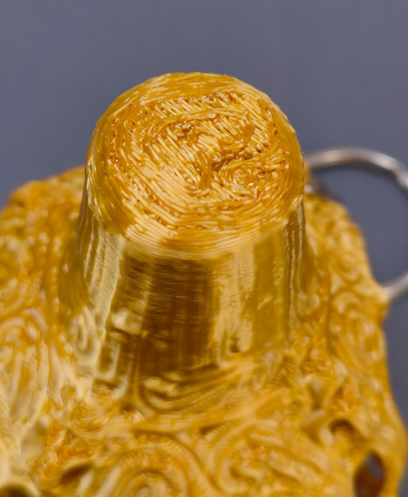 火焔型土器 キーホルダー（黄金シルクPLA／1/5スケール）縄文土器