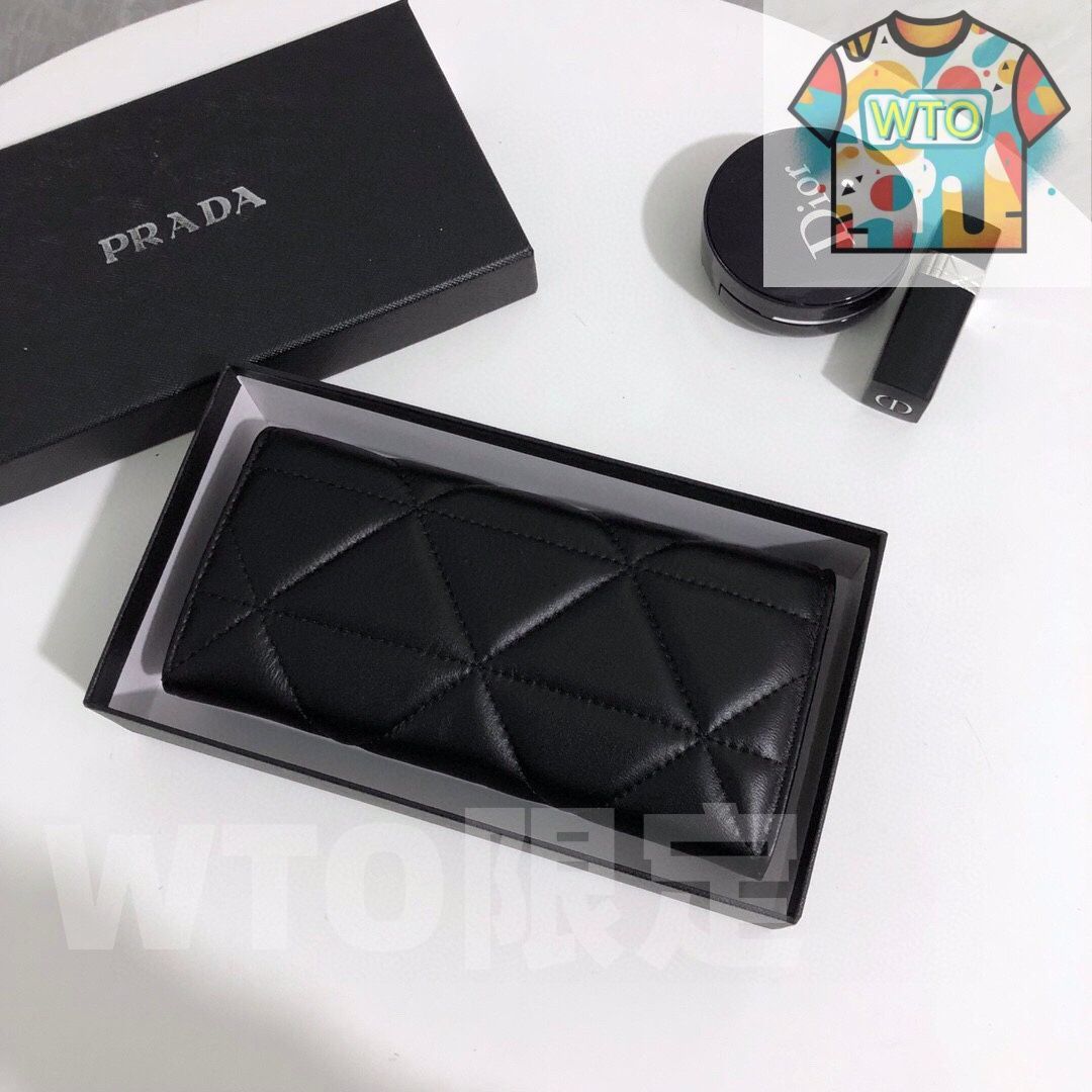 プラダの爆金|財布 クレジットカードスロットに紙幣と手形を収納し