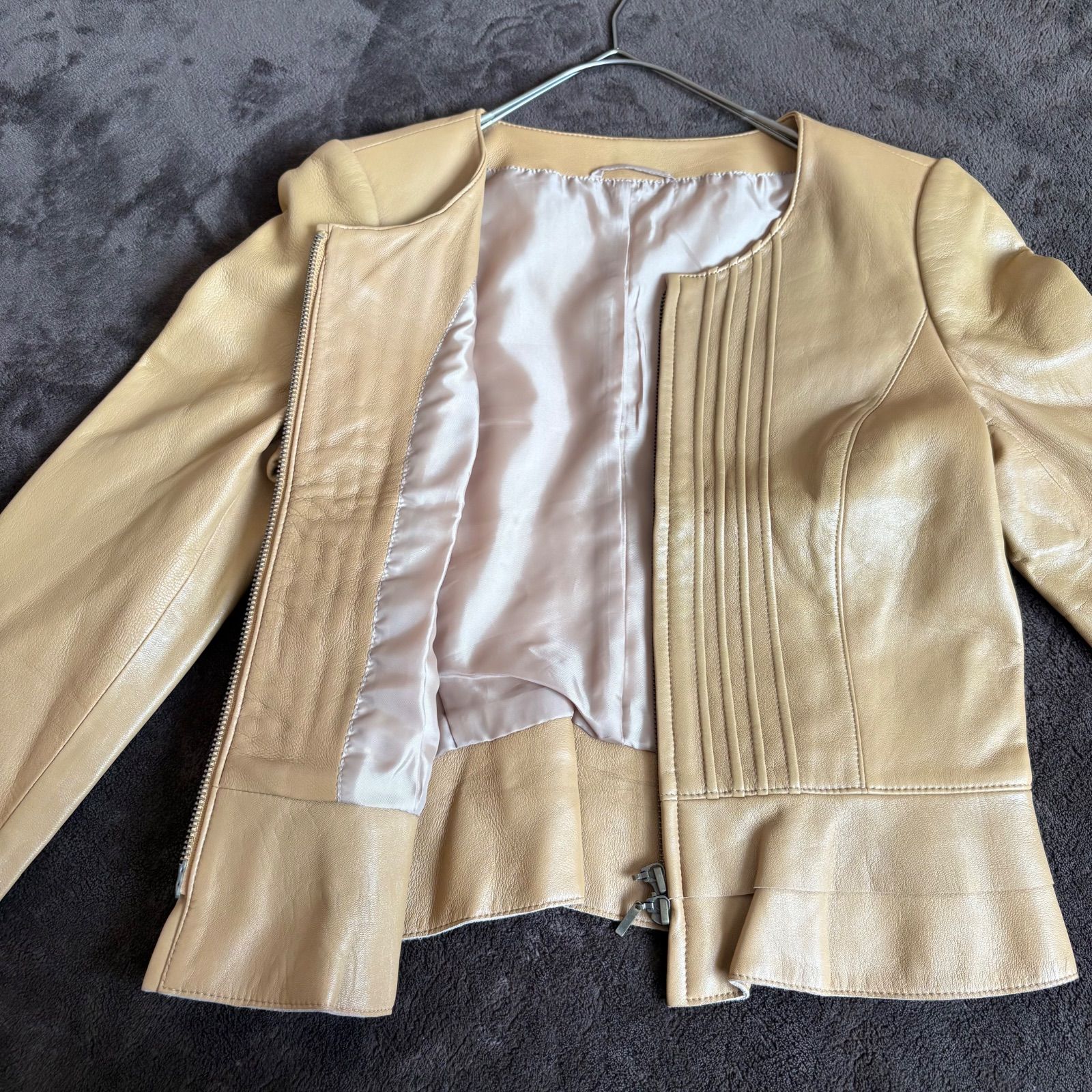 美品✨アナイ ノーカラージャケット ラムレザー 裾フリル ベージュ 38 ANAYI】ラムレザーノーカラー裾フリルジャケット/38/ベージュ/羊