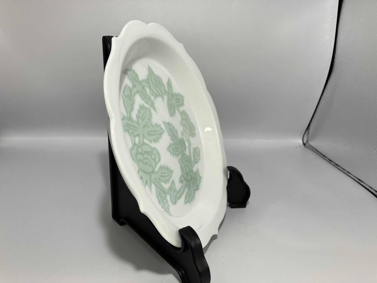 白磁縁釉薔薇彫文