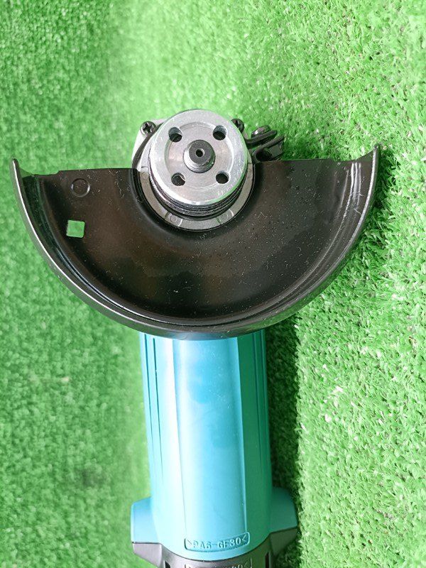 マキタ ディスクグラインダ 高速型 100mm 9533B 使用感の少ない商品です