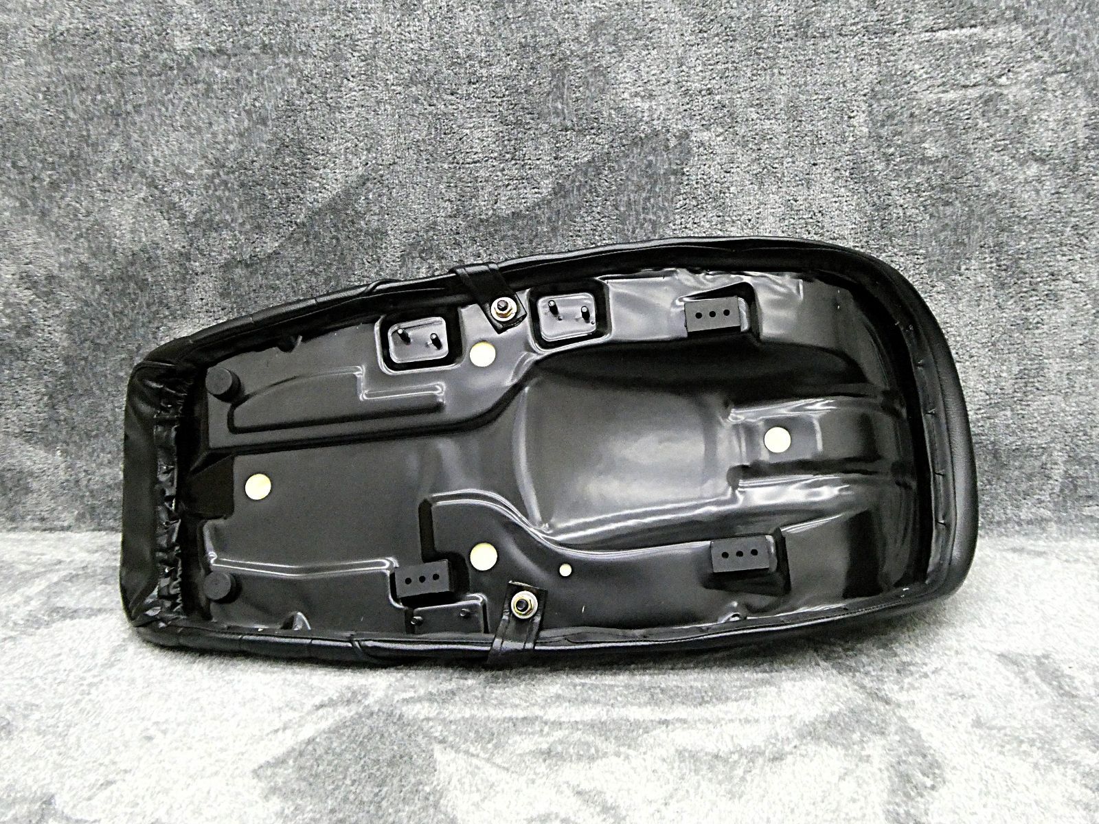 GS400 チョビ三 黒皮 タックロールシート チョビさん あんこ抜き 完成品GS400E 鉄ベース 3段シート タンデム へっぽこ社長 外装