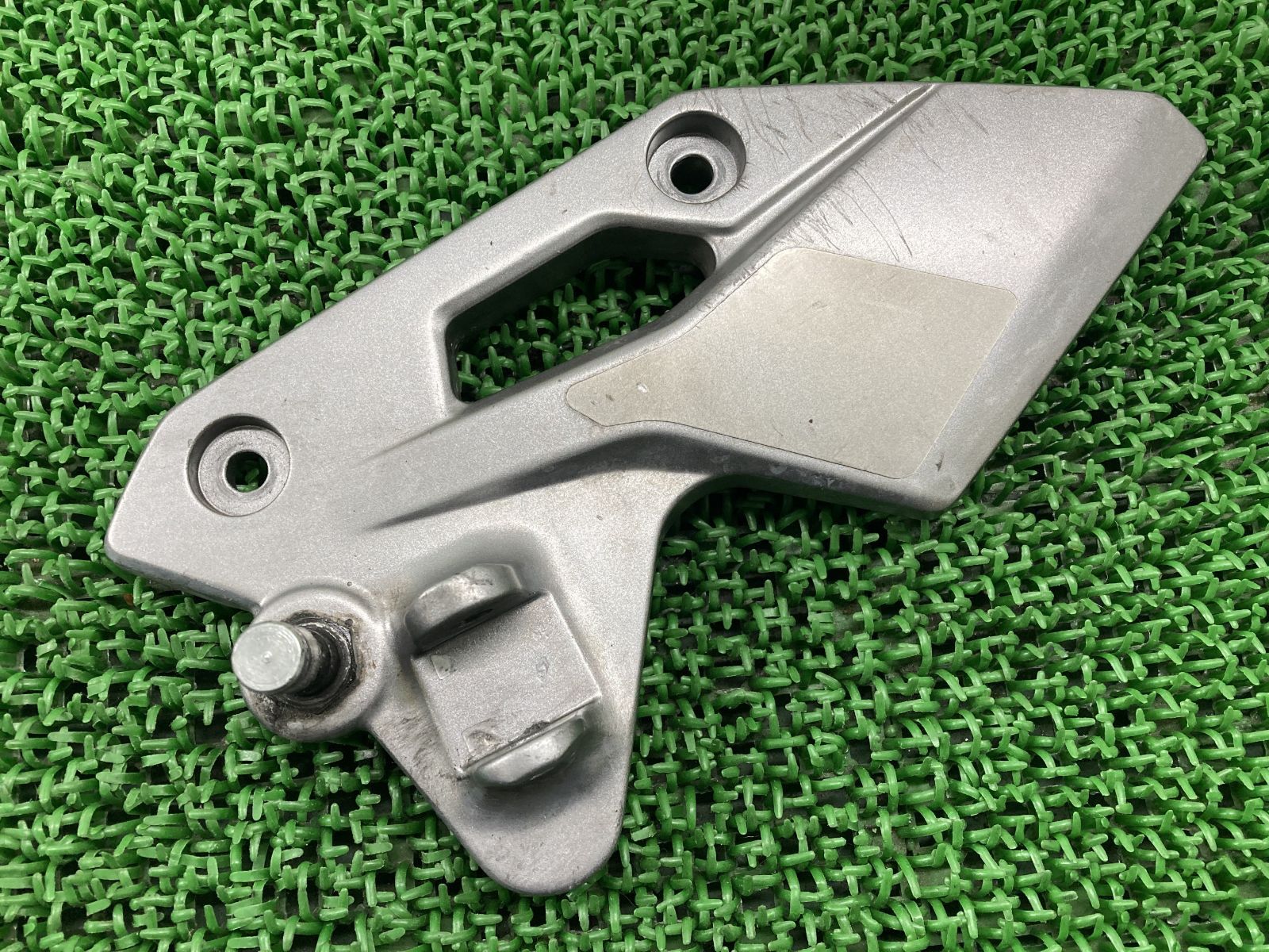 GSX250R ステップホルダー 左 C1L スズキ 純正  バイク 部品 DN11A 曲がり無し 品薄 希少品 車検 Genuine