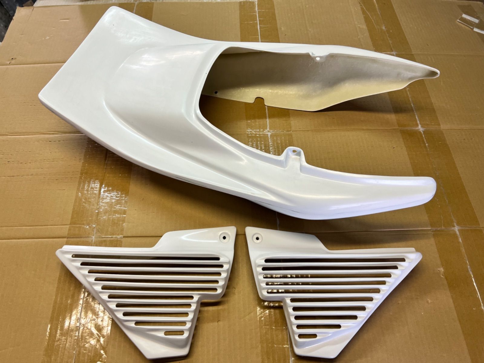 ◆◇XJR400R　98年式〜07年式　テール・サイド　FRP製　高強度◇◆ ◇◇XJR400R 98年式〜07年式 羽タイプ テールカウル アルフィン