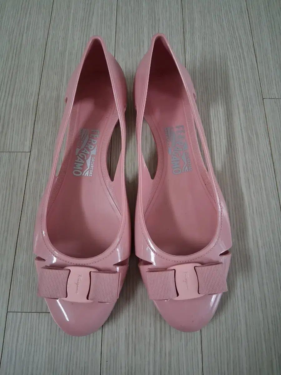 サルヴァトーレフェラガモ フラット リボンサンダル ピンク Salvatore