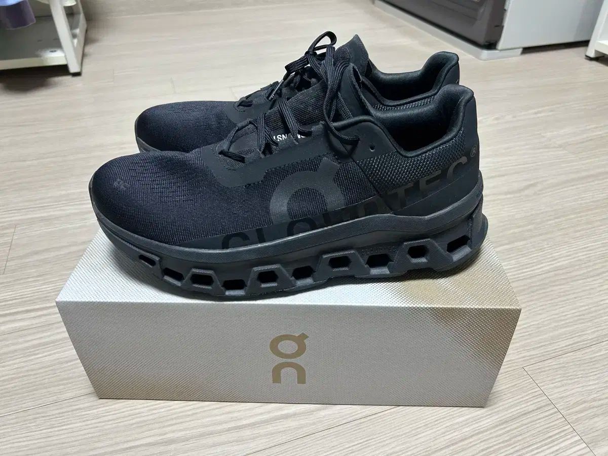 On ランニング クラウドMONSTER オールブラック 275