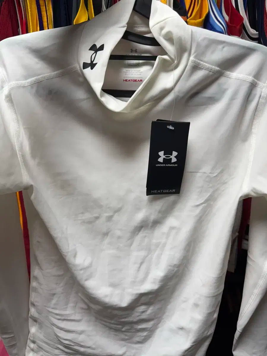 アンダーアーマー ヒートギア モクネック 長袖 白|黒