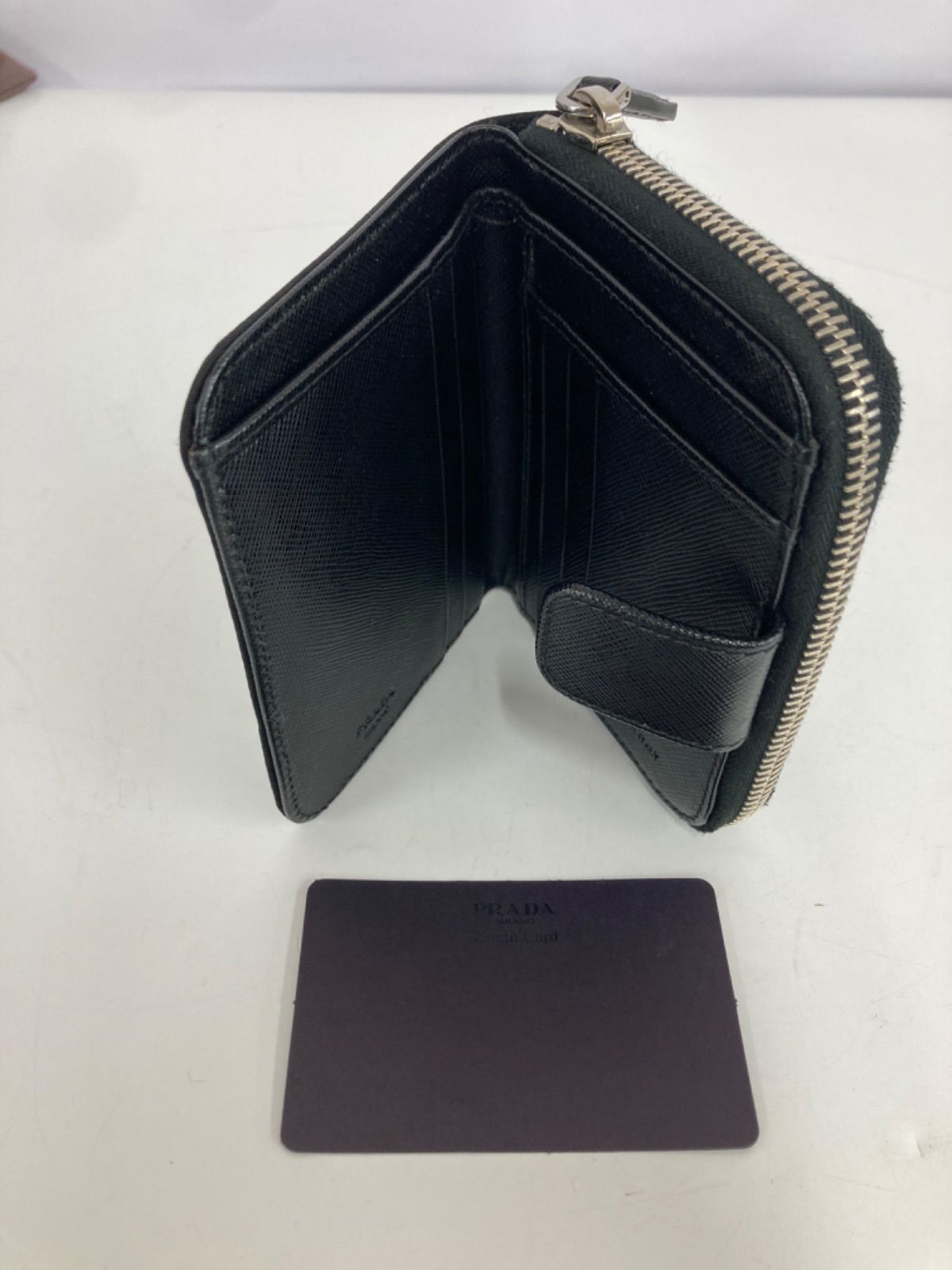 【美品✨】プラダ 二つ折り財布 三角ロゴ ナイロンレザー 黒ラウンドファスナー 三角プレート 財布 二つ折り 小銭入れ ラウンドファスナー