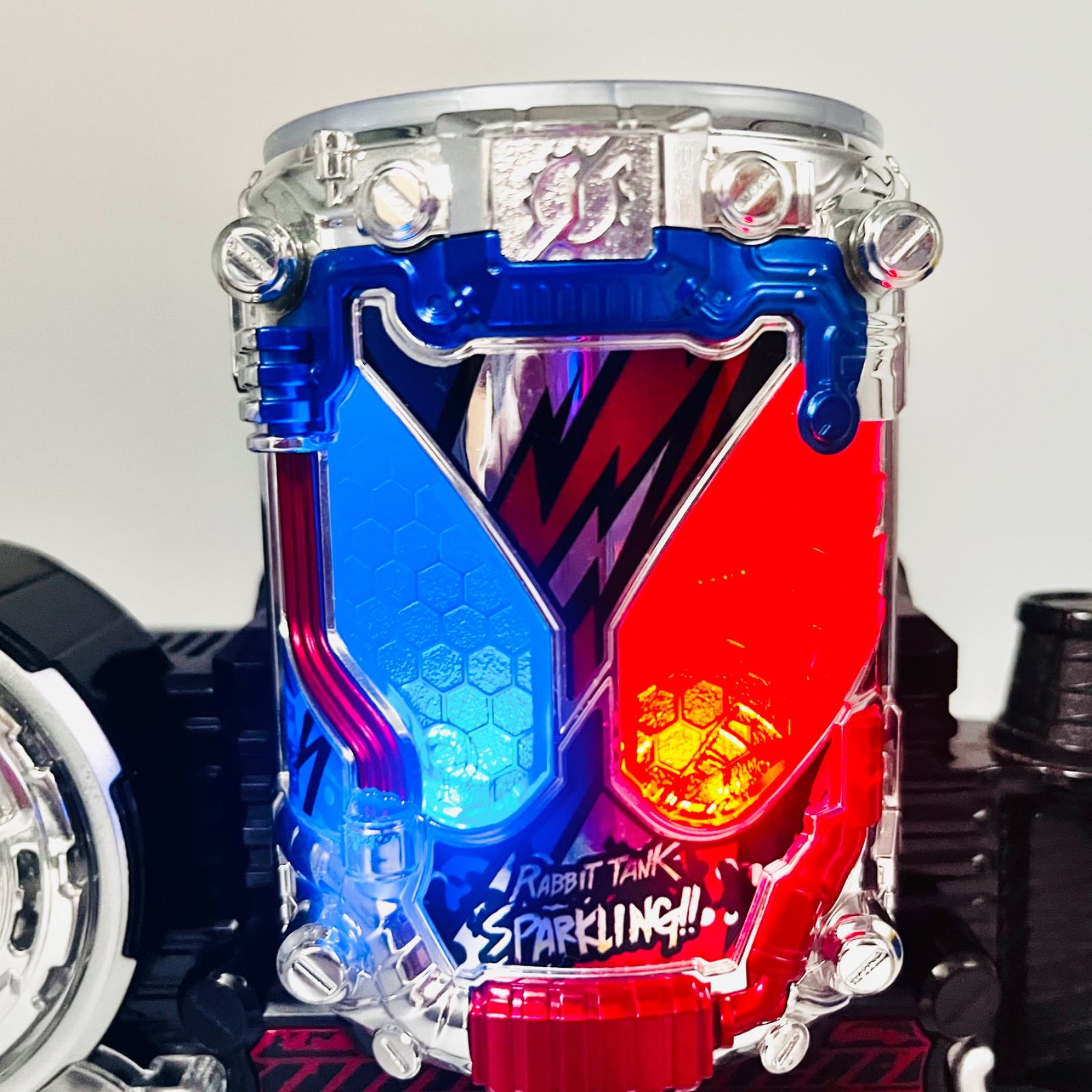 DX ジーニアス　ラビットタンクスパークリング　フルボトル　仮面ライダー　ビルド DXラビットタンクスパークリング｜仮面ライダーおもちゃウェブ