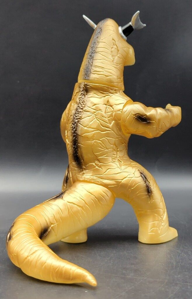 未開封 ブルマァクの怪獣シリーズ エレキング 蓄光ゴールド ウルトラセブン ブルマァクの「エレキング」が「蓄光ゴールド」となってまたまた