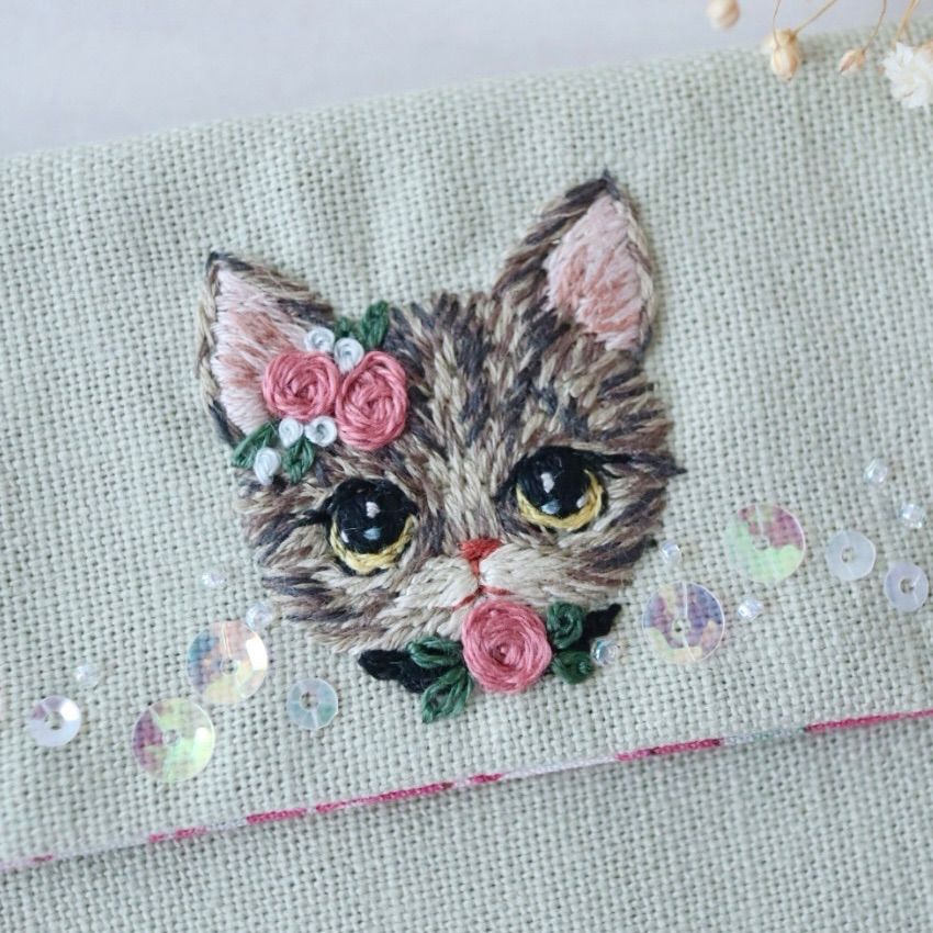 猫ちゃんアート 猫ちゃん刺繍 ハンドメイド 猫刺繍 猫ちゃん刺繍のカードケース キジトラ猫 - メルカリ