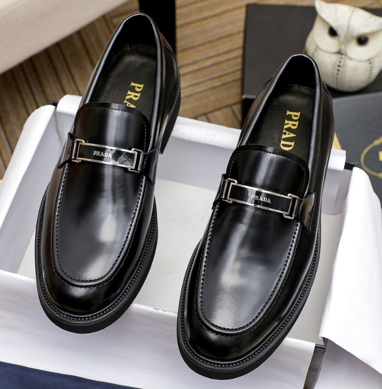 PRADA スクエアトゥローファーブラック