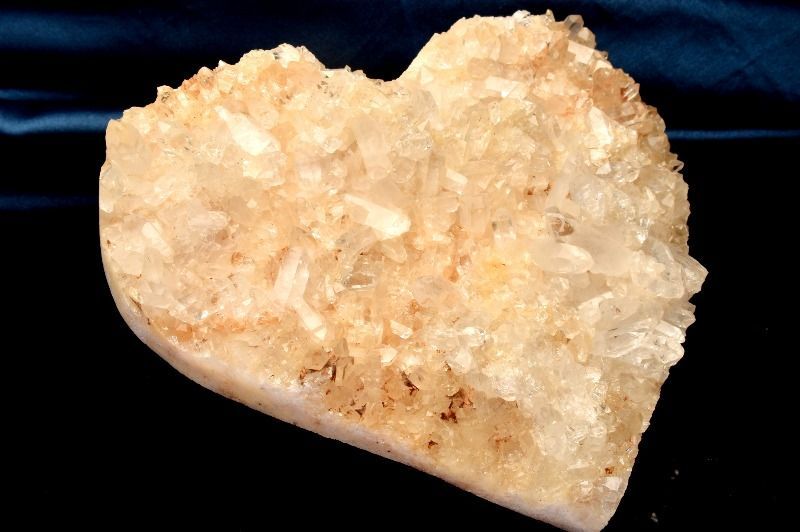 1点物】浄化や魔除けに 水晶クラスター 104x120x29mm ハート 原石