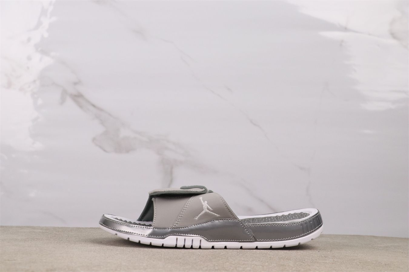 新品大人気【今日特価】エアジョーダン 11 AA1336-004 クールグレー スリッパ-MM輸入 ゴムスニーカー