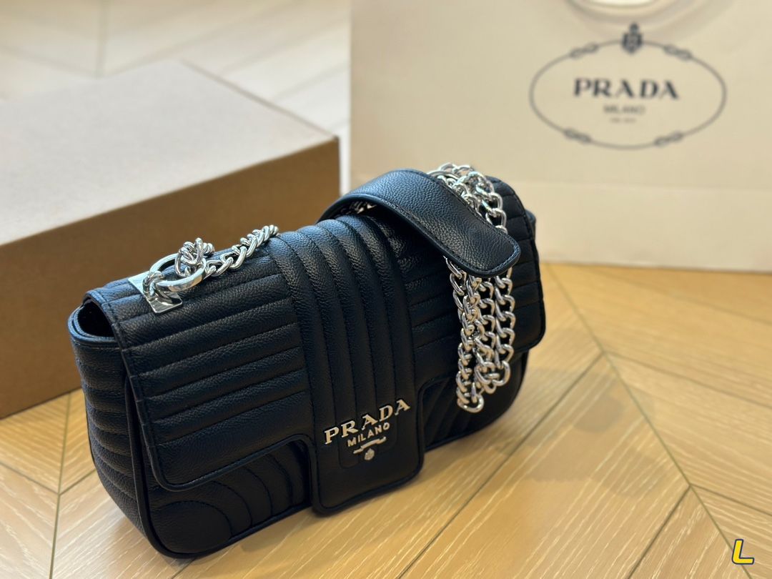 PRADA プラダ ショルダーバッグ  ショルダーバッグ >