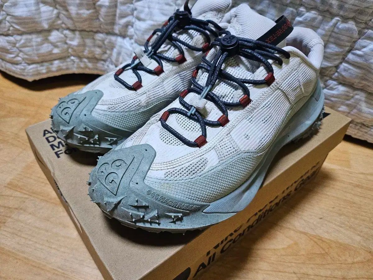 NIKE