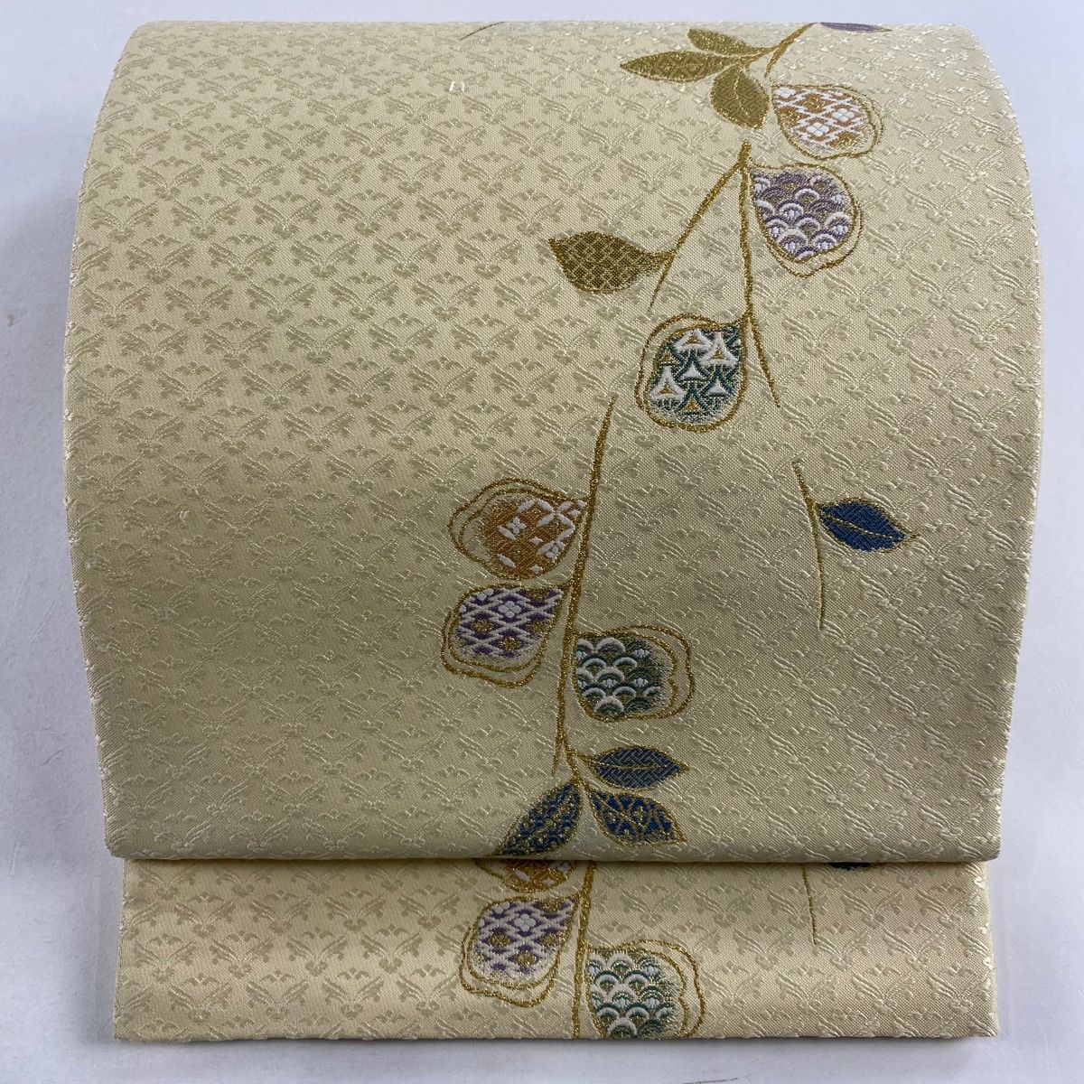 未使用品 名古屋帯 イエローベージュ 枝花 縮緬 長さ3m61cm 正絹 開き名古屋帯 美品 秀品 鳥 草花 金彩 黄土色 正絹｜中古・古着