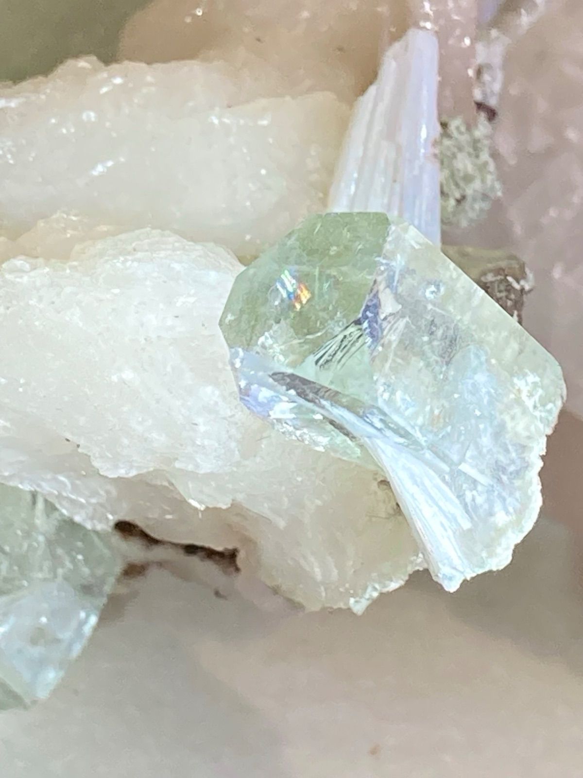 天使の水晶✨ レインボー グリーンアポフィライト 原石 クラスター 魚