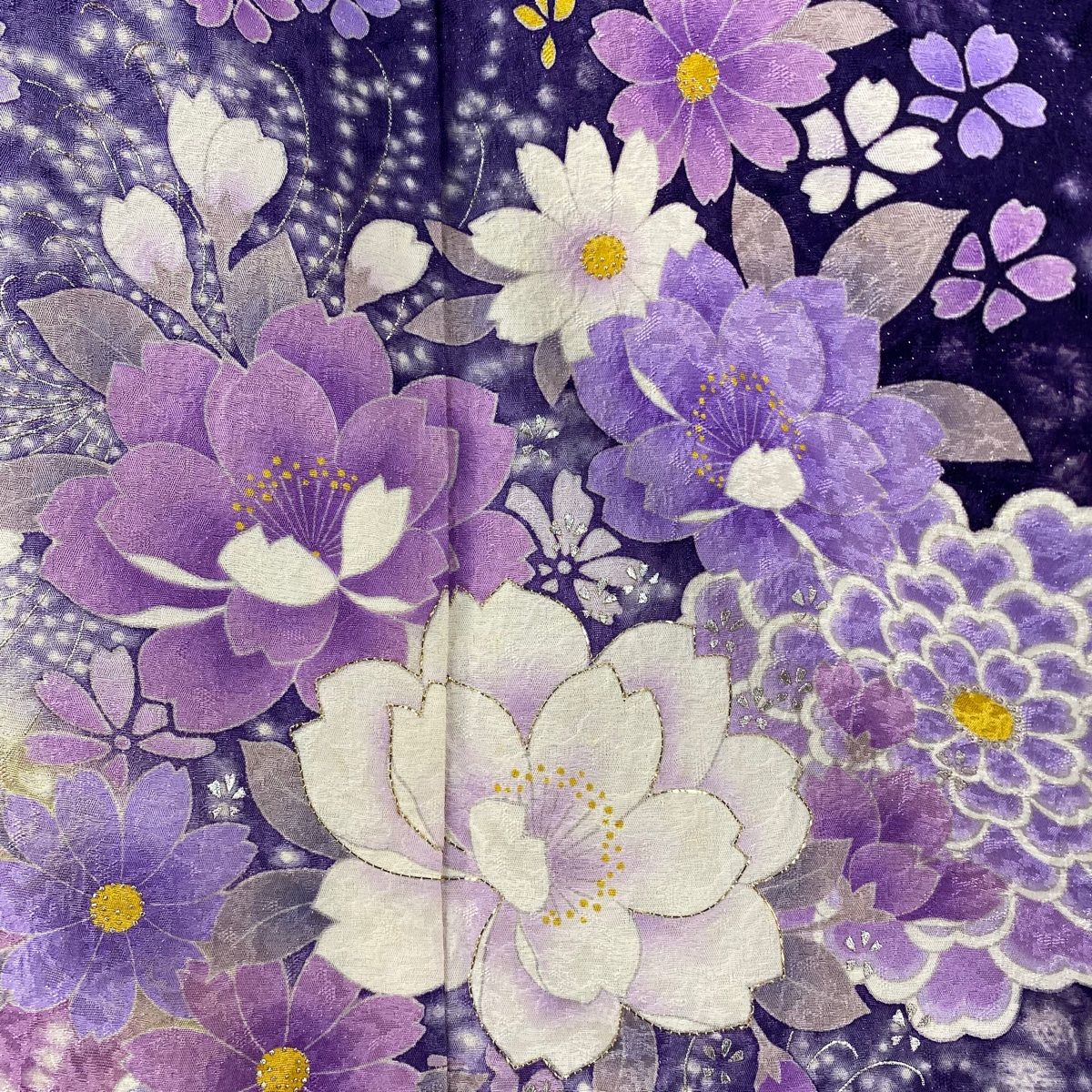 紫の振袖 Lサイズ、小花模様 美品、正絹.No484A 振袖 身丈168cm 裄丈68.5cm L 袷 草花 銀通し 箔 濃紫 正絹 美品
